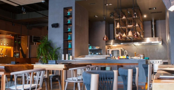 Cafe dengan nuansa Skandinavia, simpel, dan minimalis dengan kombinasi warna cerah